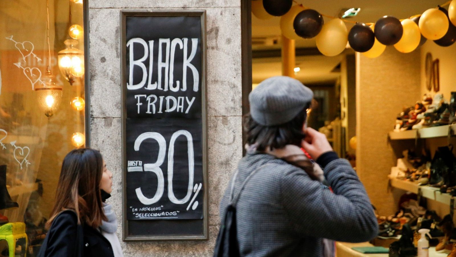 Les ofertes i descomptes especials del Black Friday animen als consumidors a buscar els millors preus