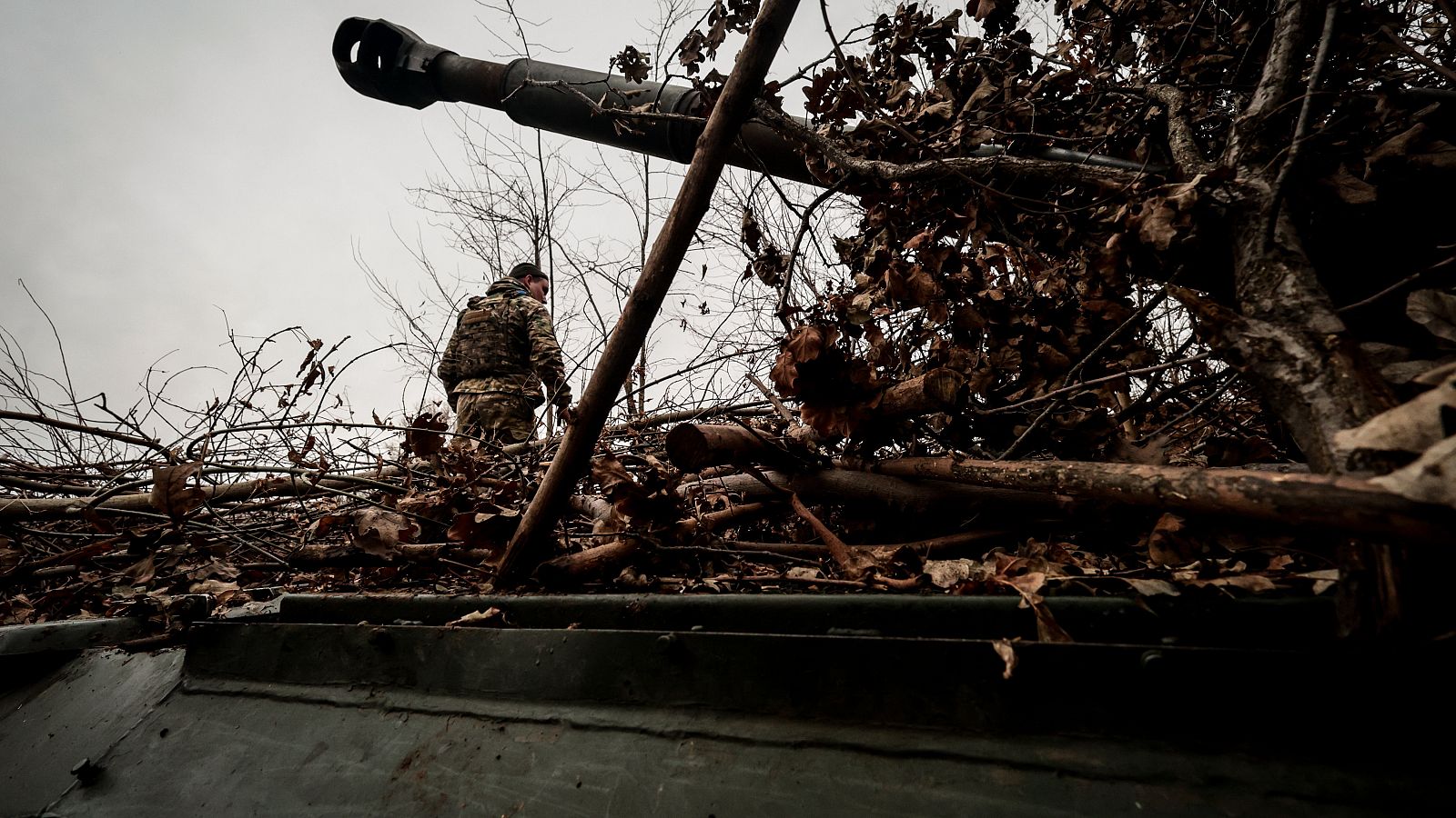 Un soldado al lado de un tanque en Ucrania
