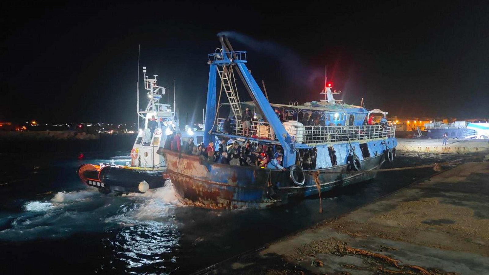 Un barco pesquero con unos 400 migrantes llega a Lampedusa, tras un naufragio que ha dejado ocho desaparecidos y una niña muerta.