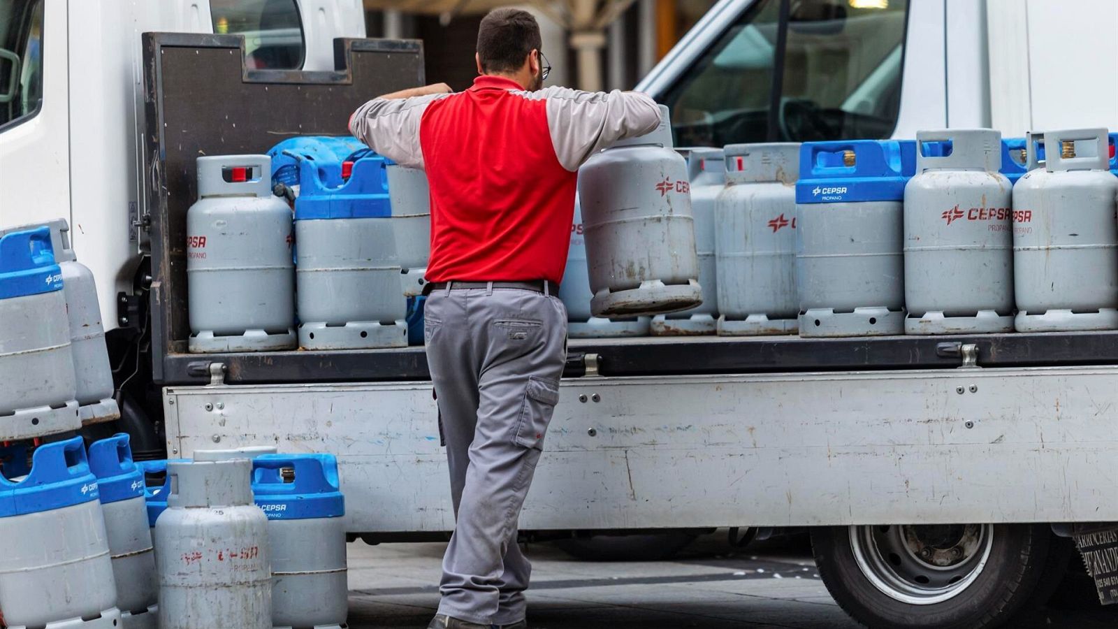 Un operario de Cepsa reparte bombonas de butano