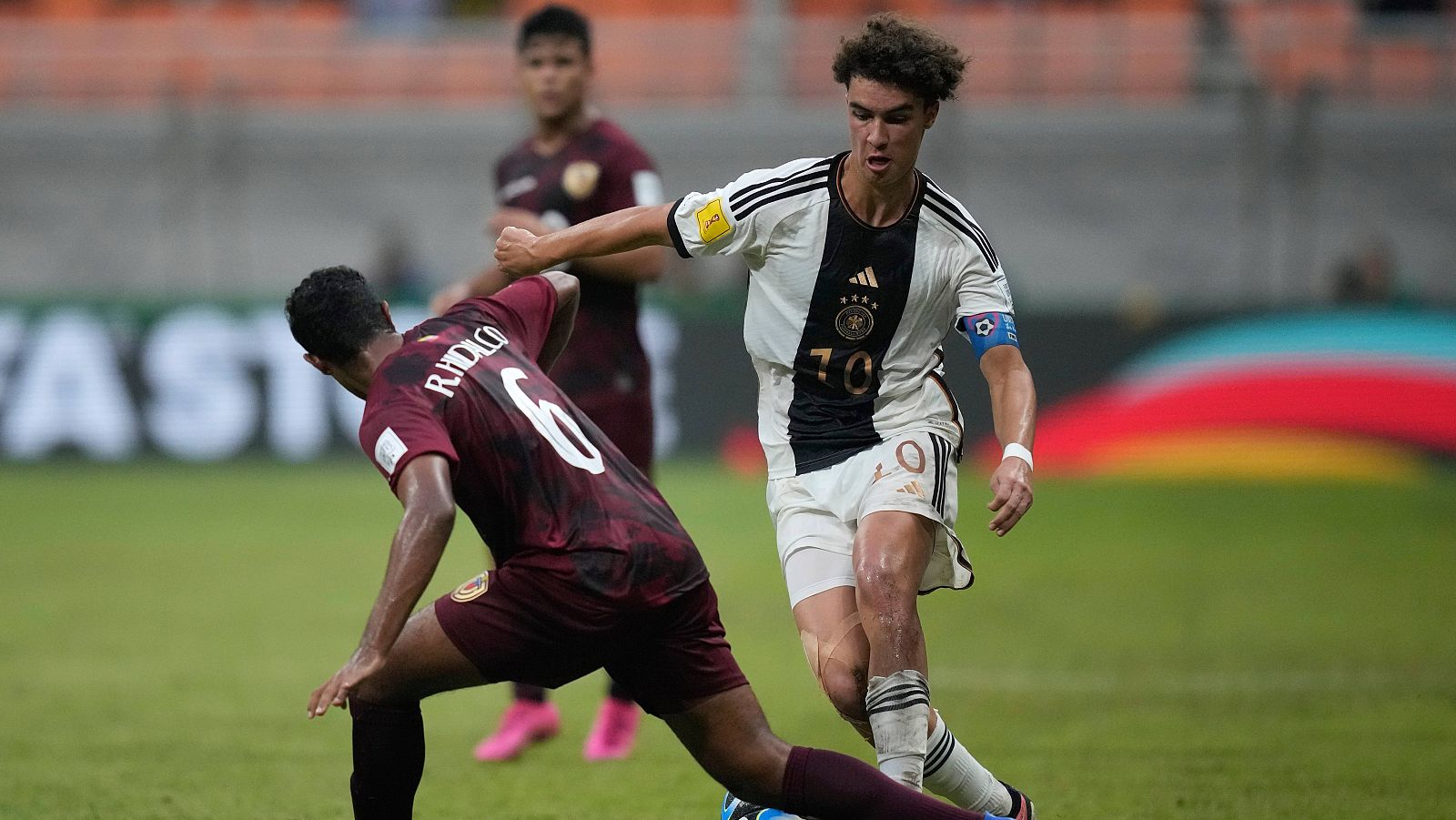 Imagen de Noah Darvich en un partido del Mundial de fútbol Sub-17.