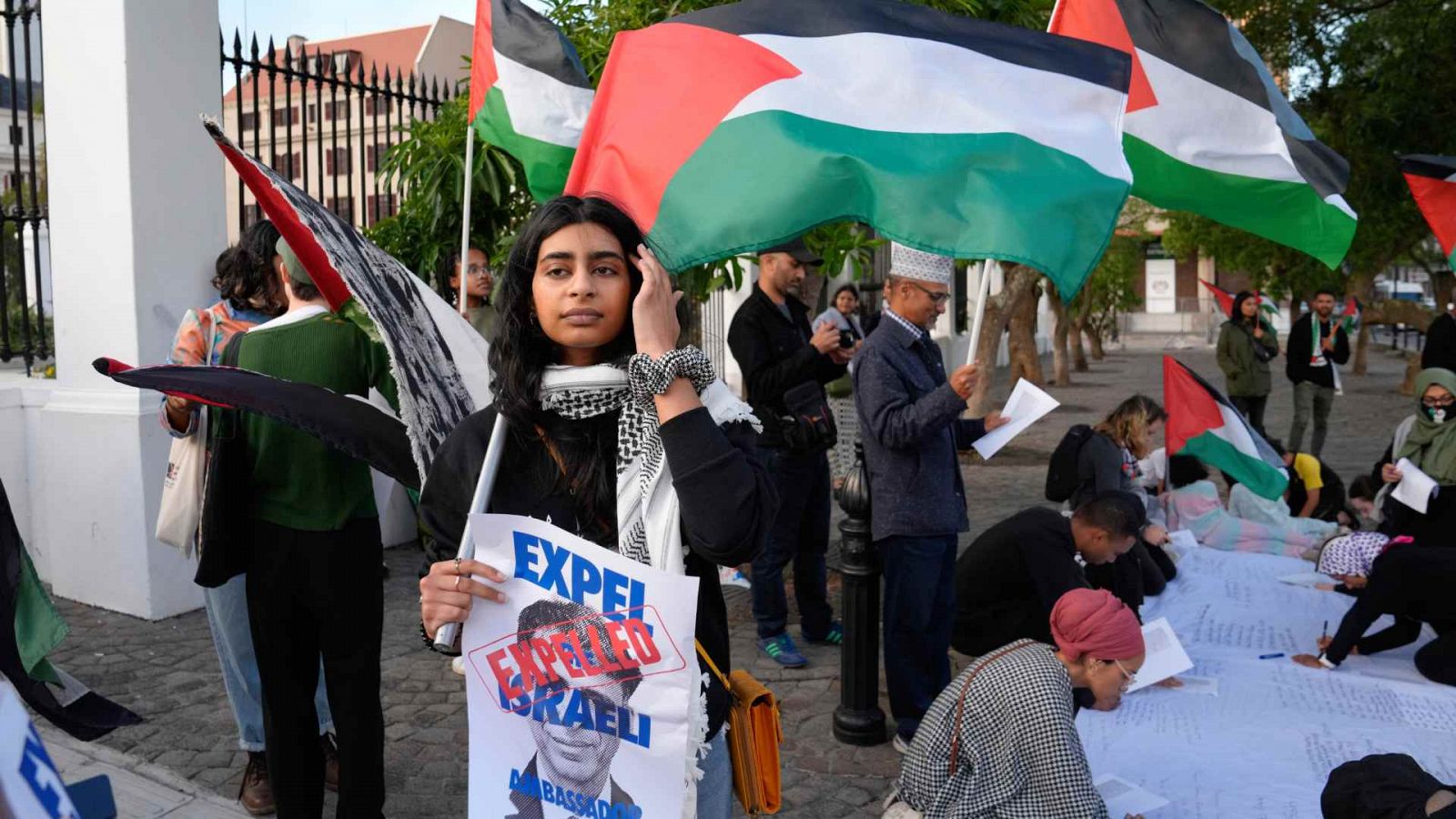 Partidarios propalestinos protestan frente al Parlamento en Ciudad del Cabo, Sudáfrica.