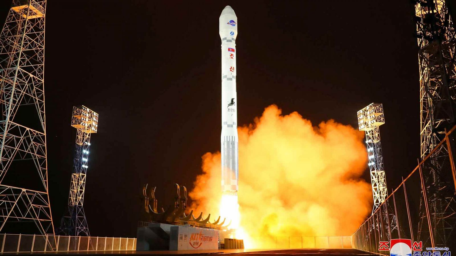 Lanzamiento de un cohete que transporta el satélite de reconocimiento "Malligyong-1" en la base del condado de Cholsan, en Pyongan, Corea del Norte.