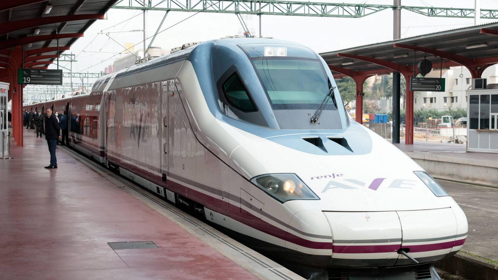 Imagen de archivo de un tren AVE en la estación de Chamartín