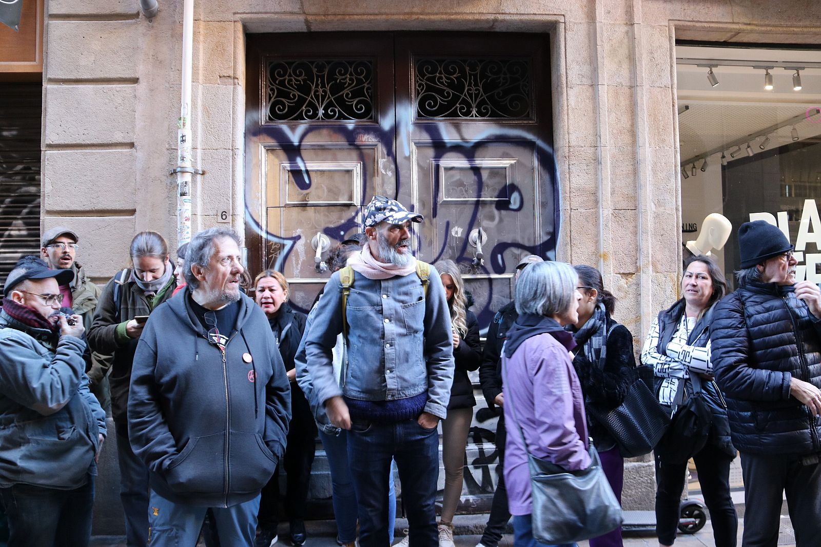 Desenes de persones s'han congregat al Carrer dels Boters per evitar el desnonament