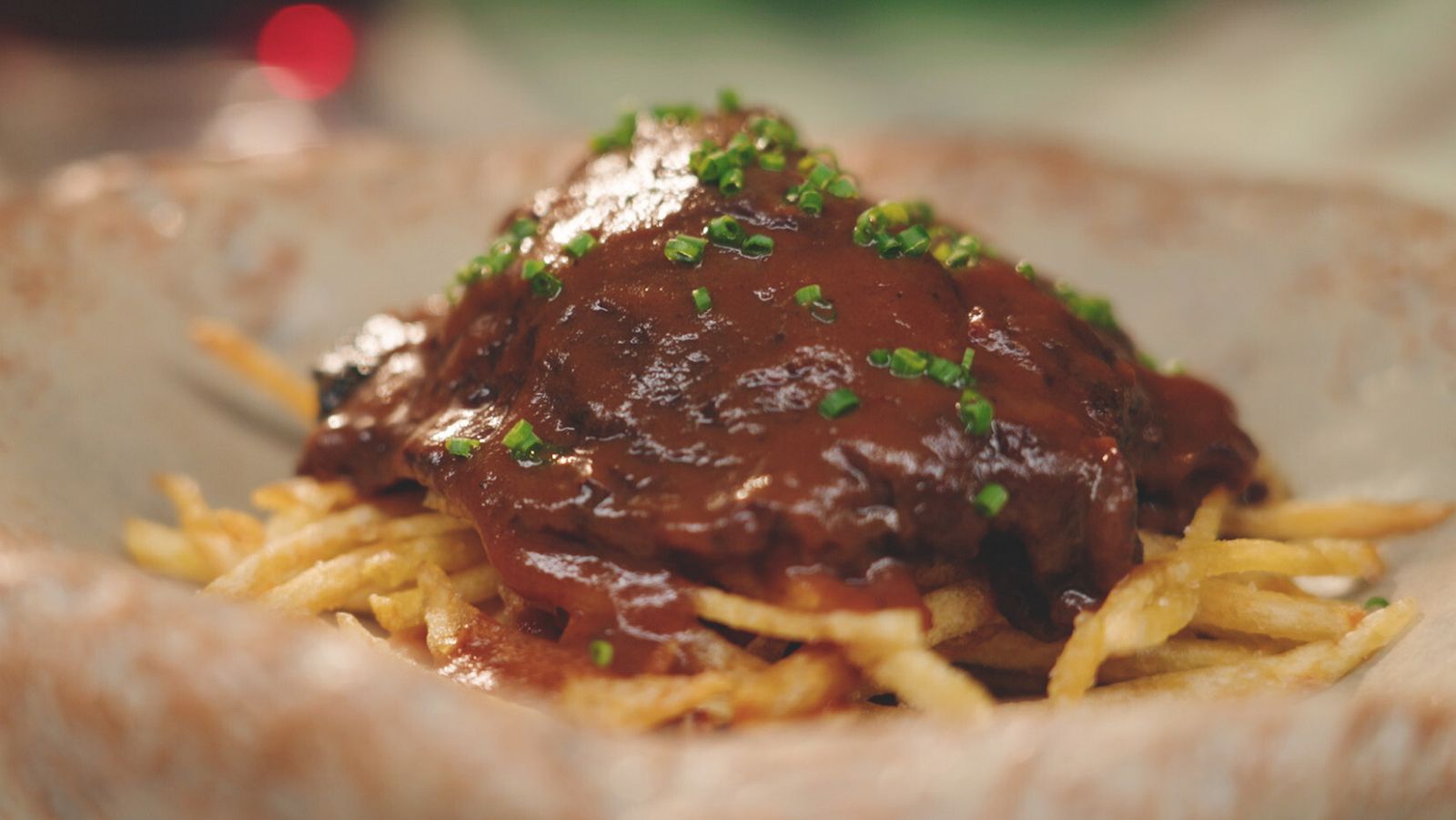 Receta de carrilleras de cerdo con patatas paja de María Lo