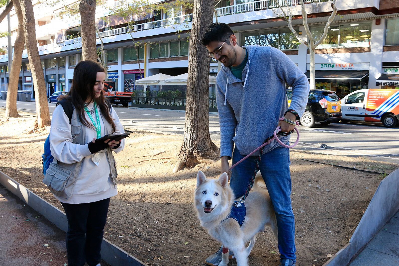 Barcelona habilita zones d'ús compartit perquè els gossos passegin sense corretja