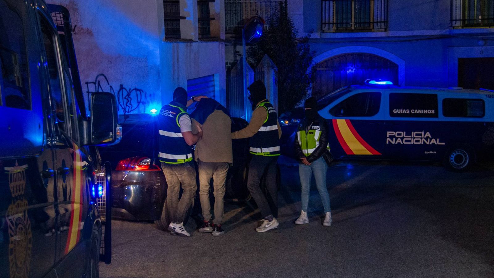 Efectivos de la Policía Nacional durante el registro de la vivienda del detenido en Lanjarón (Granada)