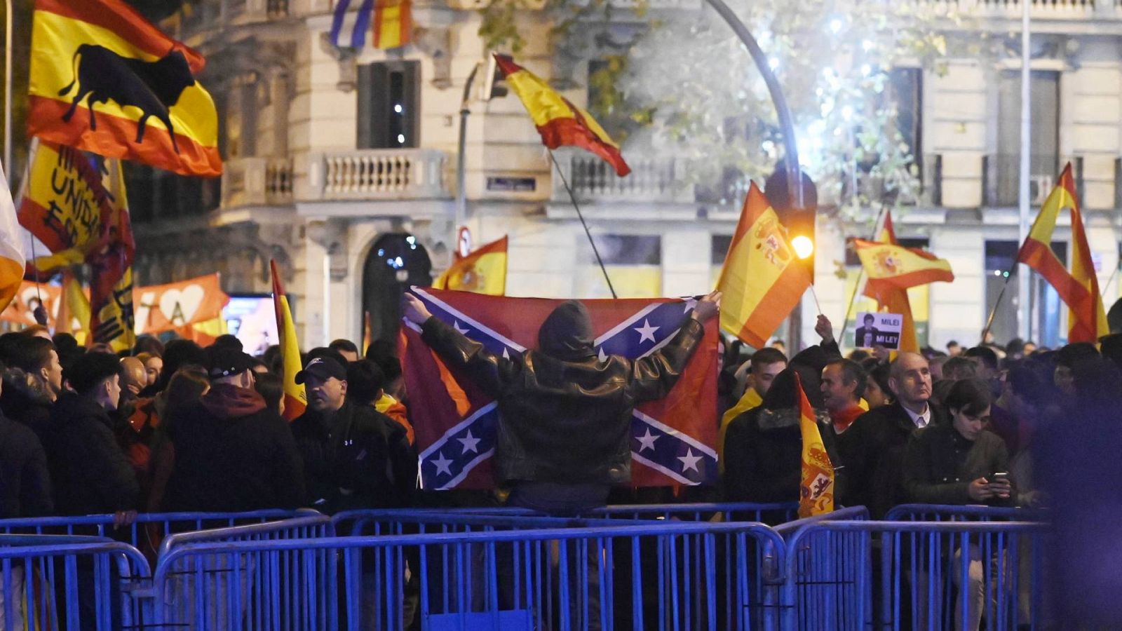 Un grupo de personas se manifiesta frente a la sede del PSOE en Ferraz