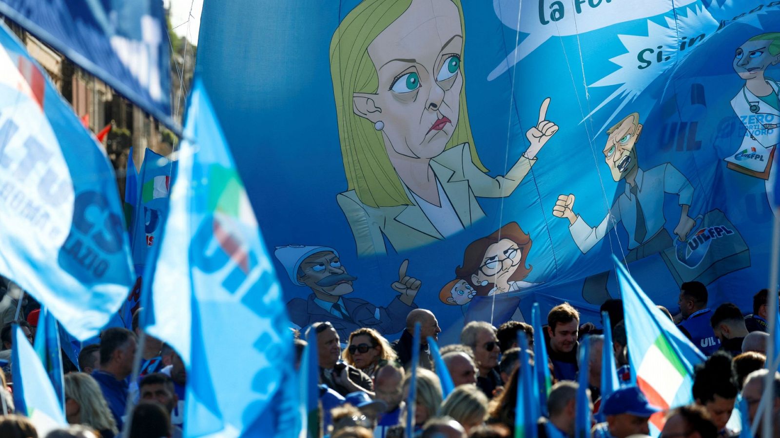 Huelga en el norte de Italia contra los presupuestos: Una pancarta con la imagen de la primera ministra italiana, Giorgia Meloni