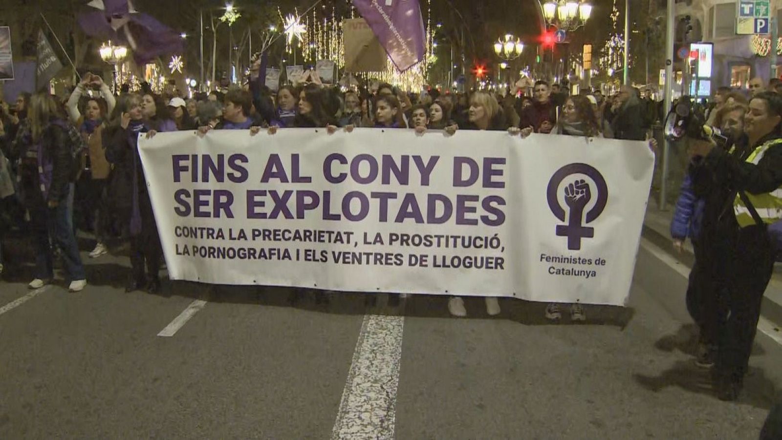 Una de les pancartes de la manifestació contra la violència masclista el 25N