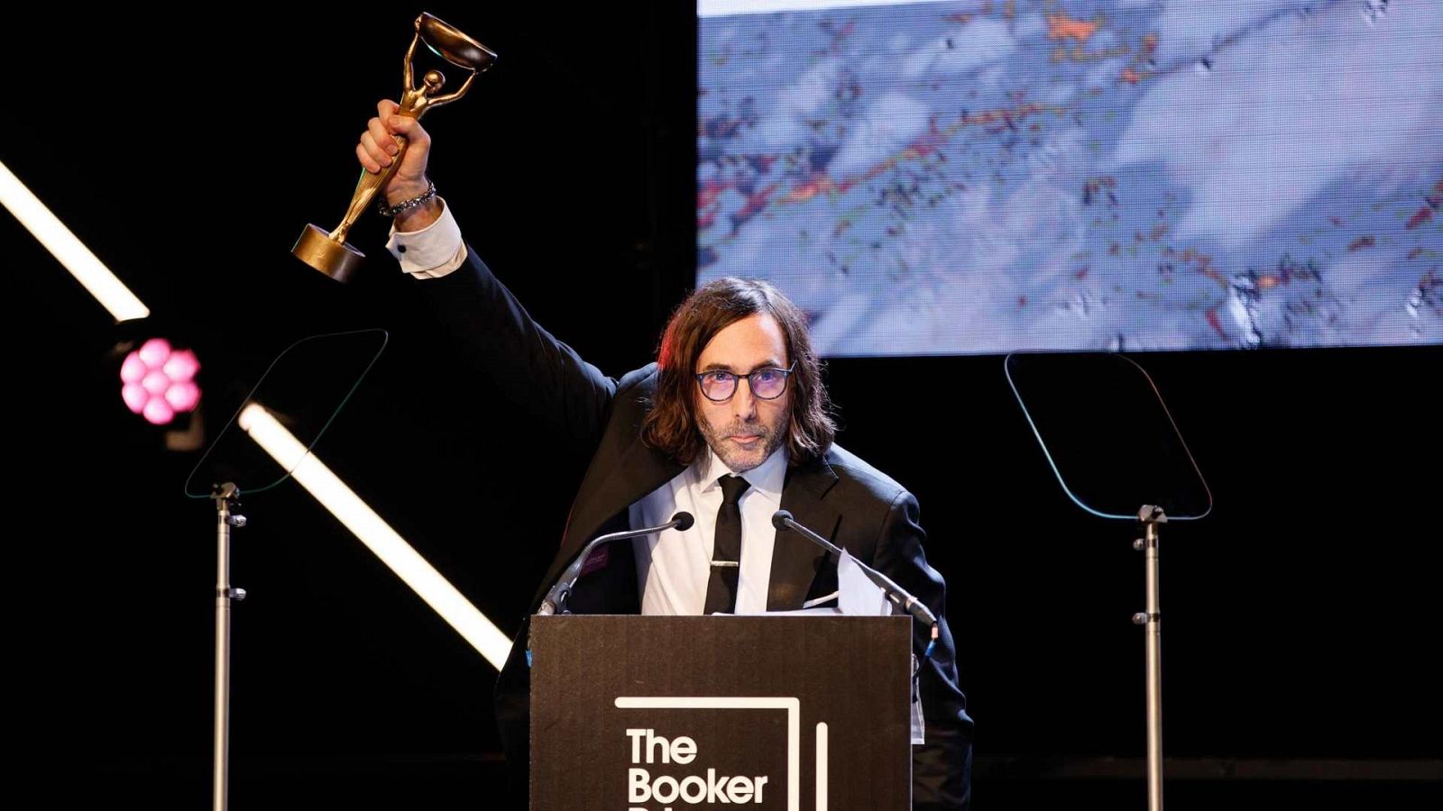 Paul Lynch recibe el Premio Booker 2023 por el libro 'Prophet Song', en la ceremonia de entrega en Old Billingsgate, Londres, Gran Bretaña.