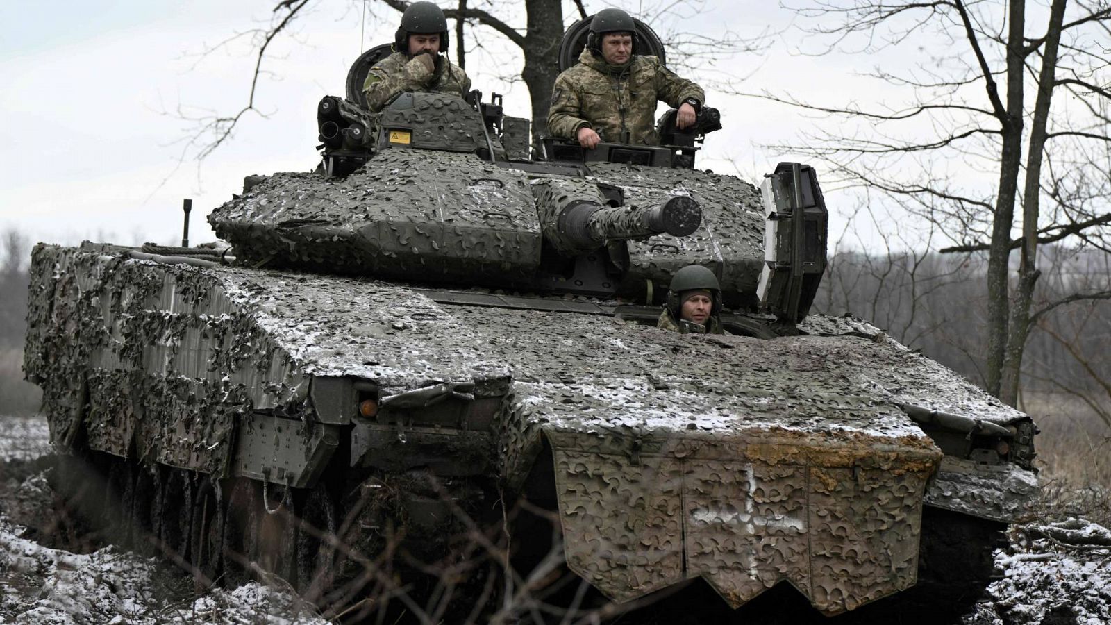 Militares ucranianos en una posición en dirección a Bajmut, en la región de Donetsk