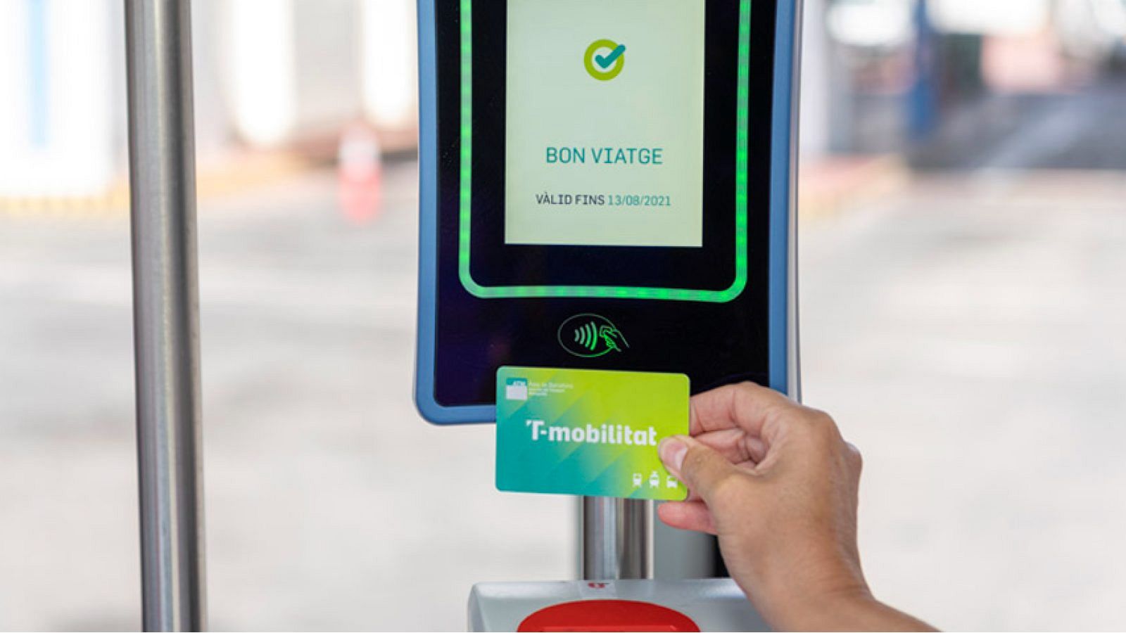 La targeta T-Mobilitat permet adquirir qualsevol títol de transport del metro de Barcelona