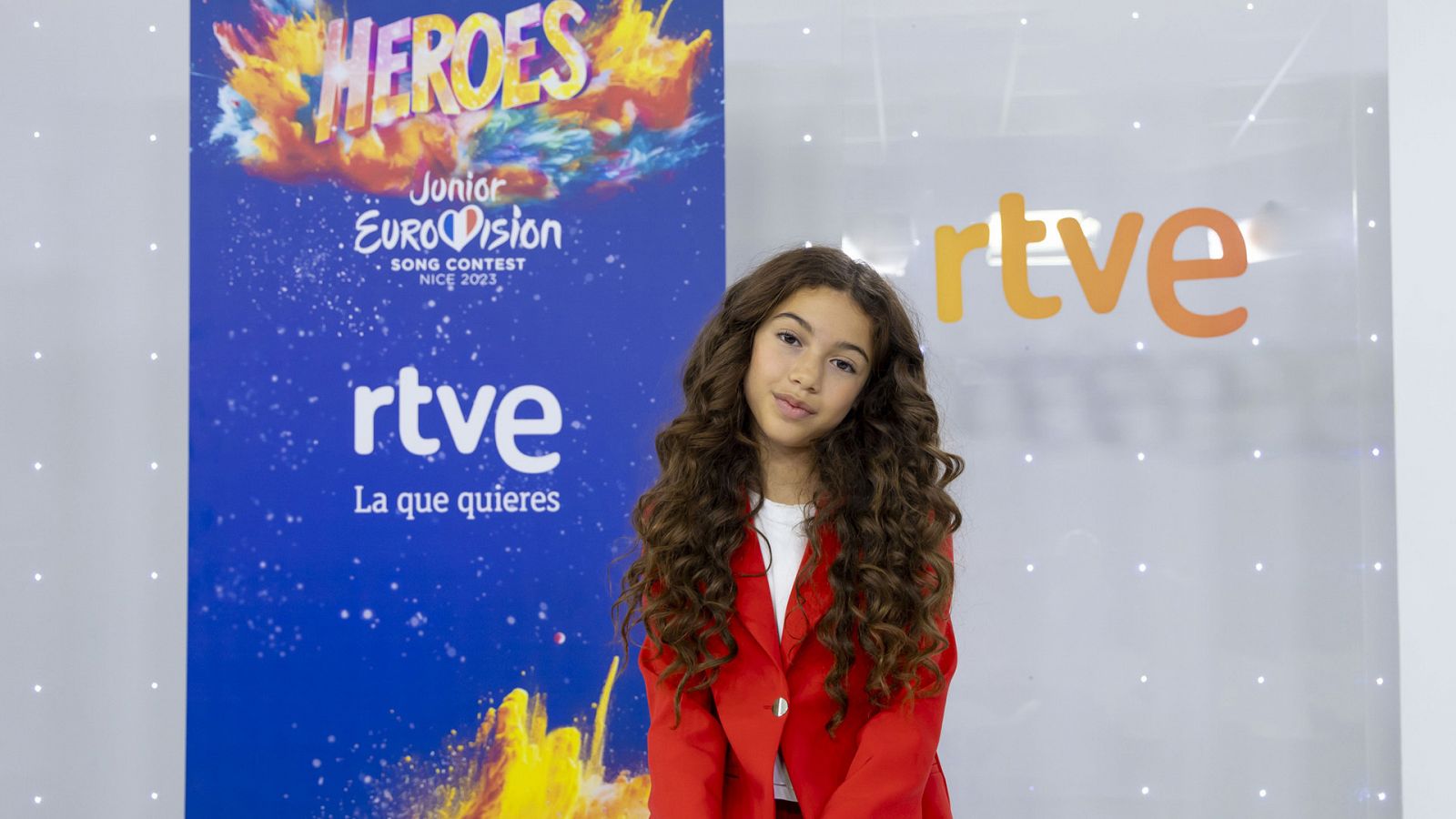 Posado de Sandra Valero en Torrespaña tras regresar de Eurovisión Junior