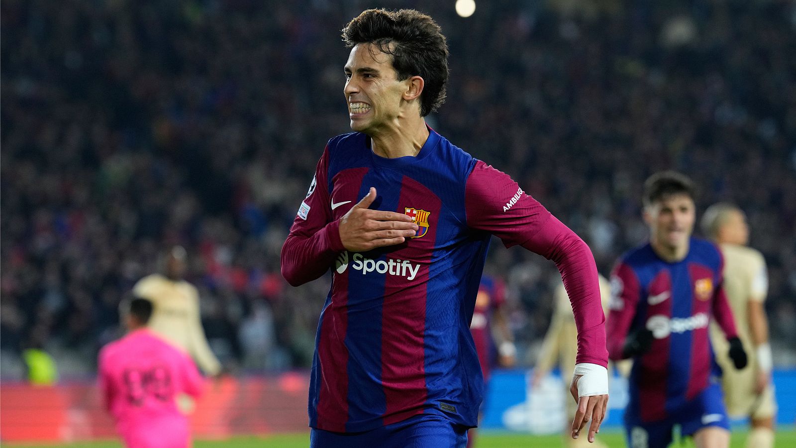 Joao Félix celebra con rabia su gol ante el Oporto que sella el pase a octavos del Barcelona