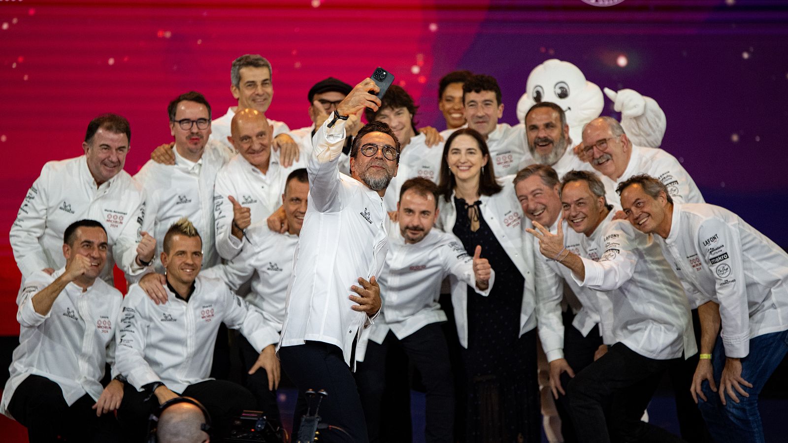 Fotografia de familia dels xefs amb tres estrelles durant la gala celebrada a Barcelona