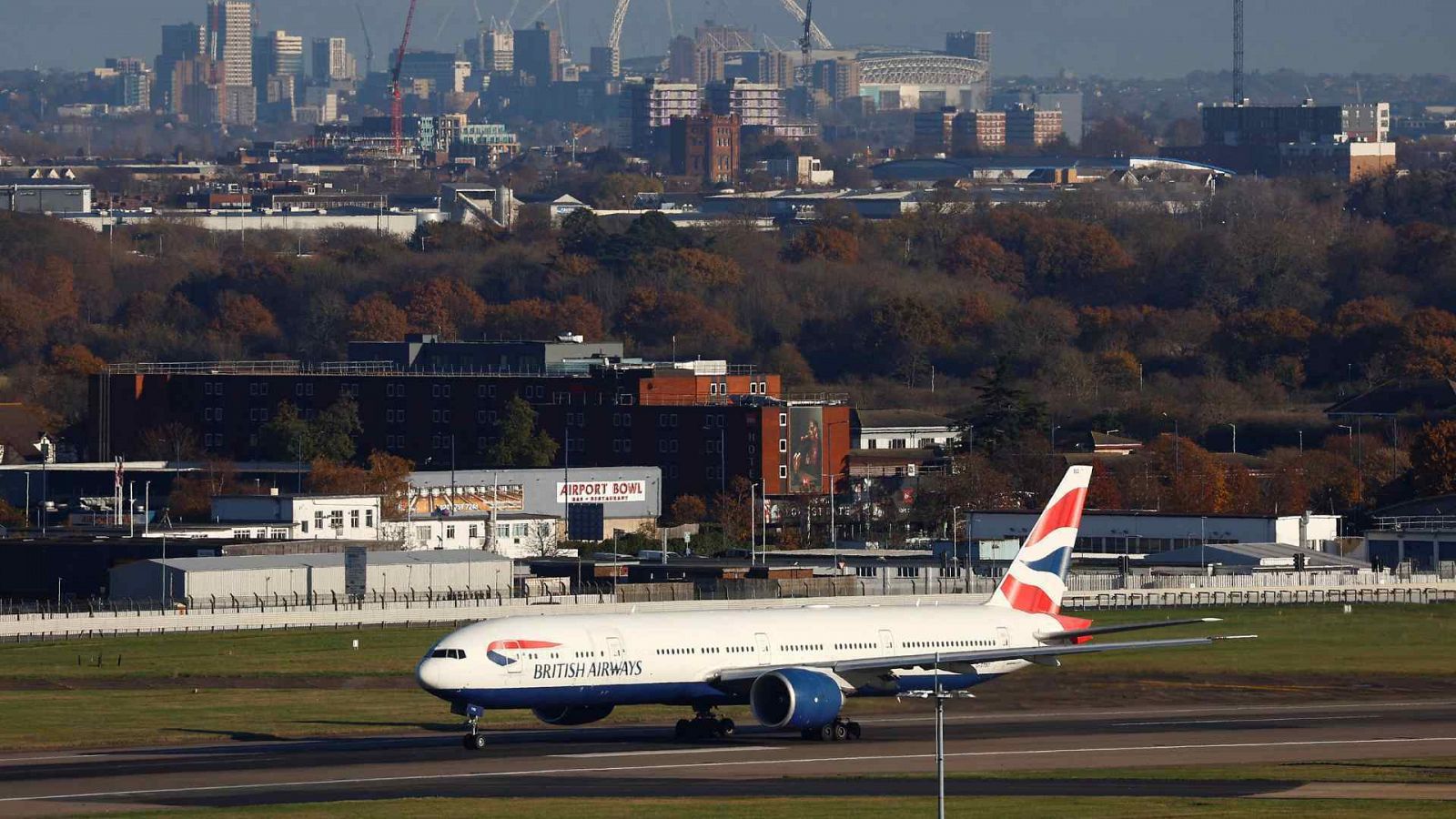 Un avión despega del aeropuerto de Heathrow, en Londres, Gran Bretaña.