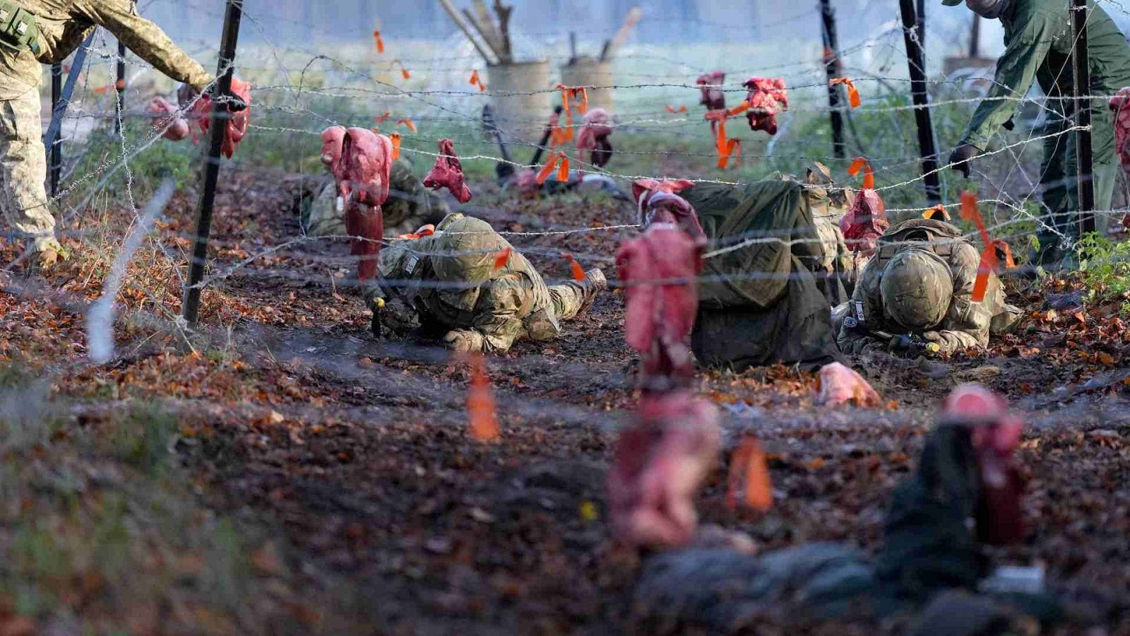 Entrenamiento militar de soldados ucranianos en un campamento en Inglaterra.