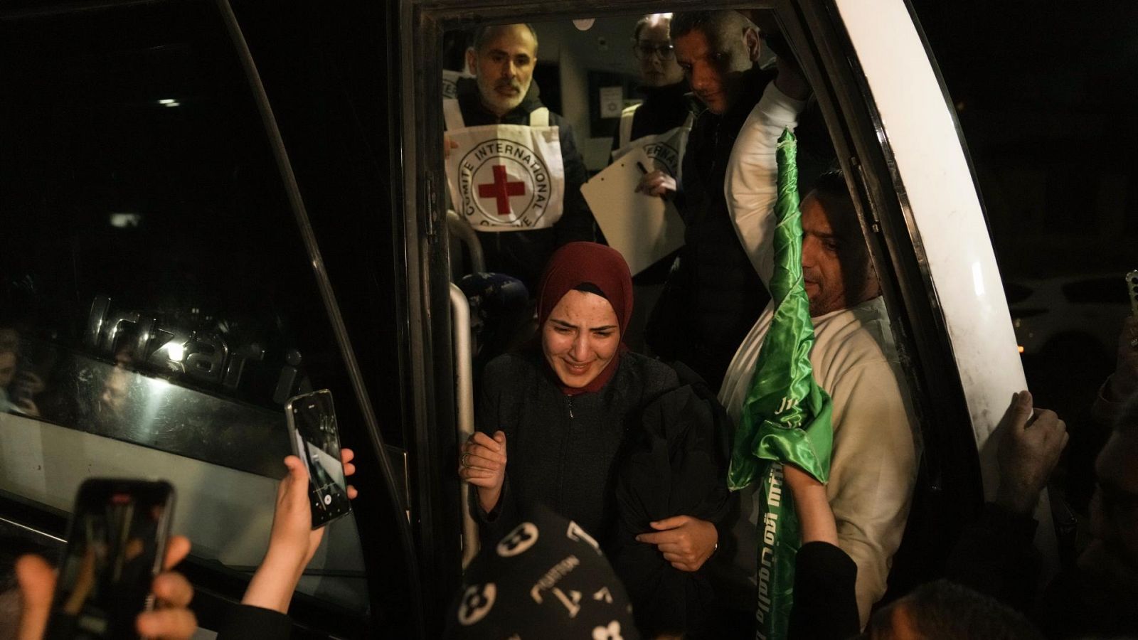 Una mujer es recibida después de ser liberada de prisión por Israel, en la ciudad de Ramallah, en Cisjordania.