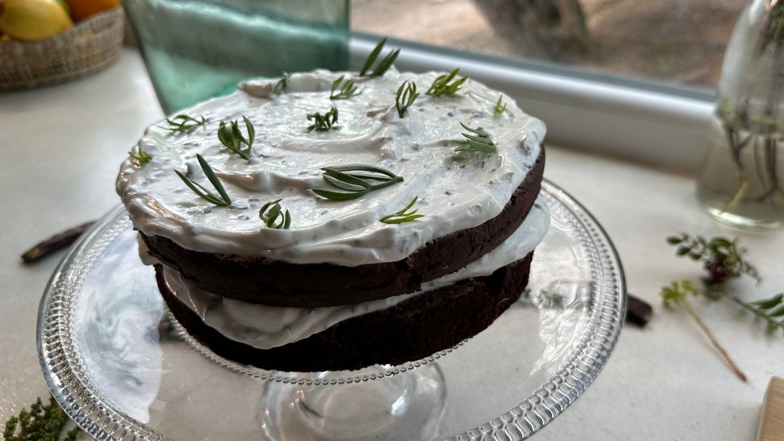 Tarta de chocolate con romero, algarroba e hinojo marino