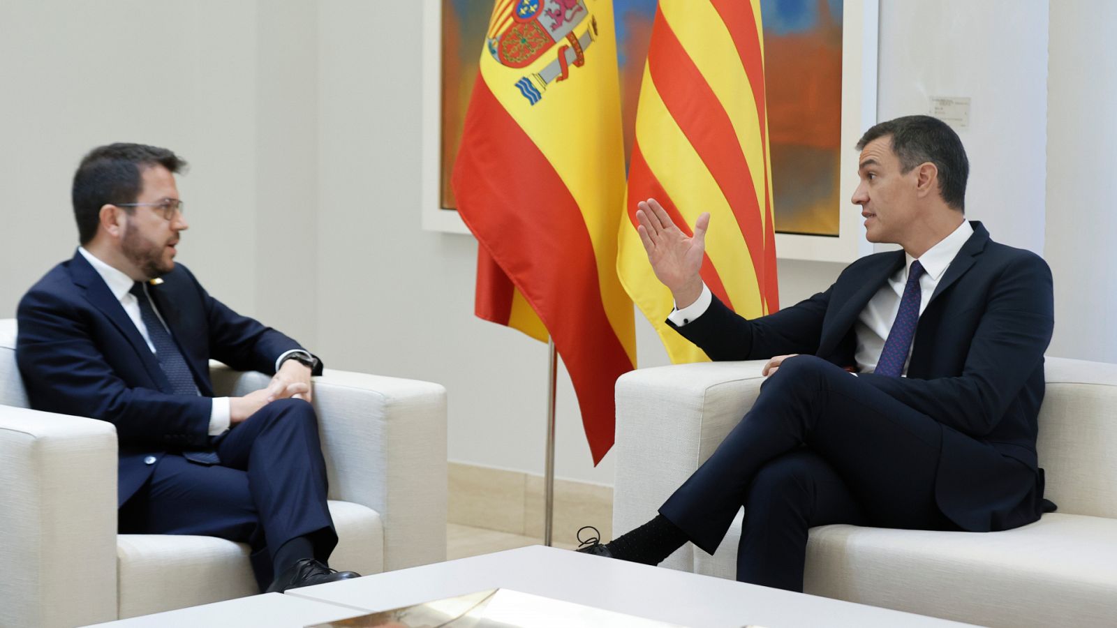 Imagen de archivo del presidente del Gobierno, Pedro Sánchez (d), durante un encuentro con el presidente de la Generalitat, Pere Aragonès.