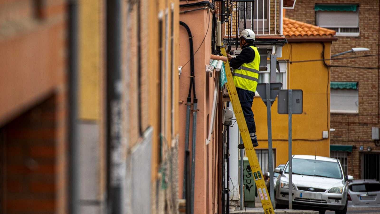 Un operario trabaja en una calle de Toledo