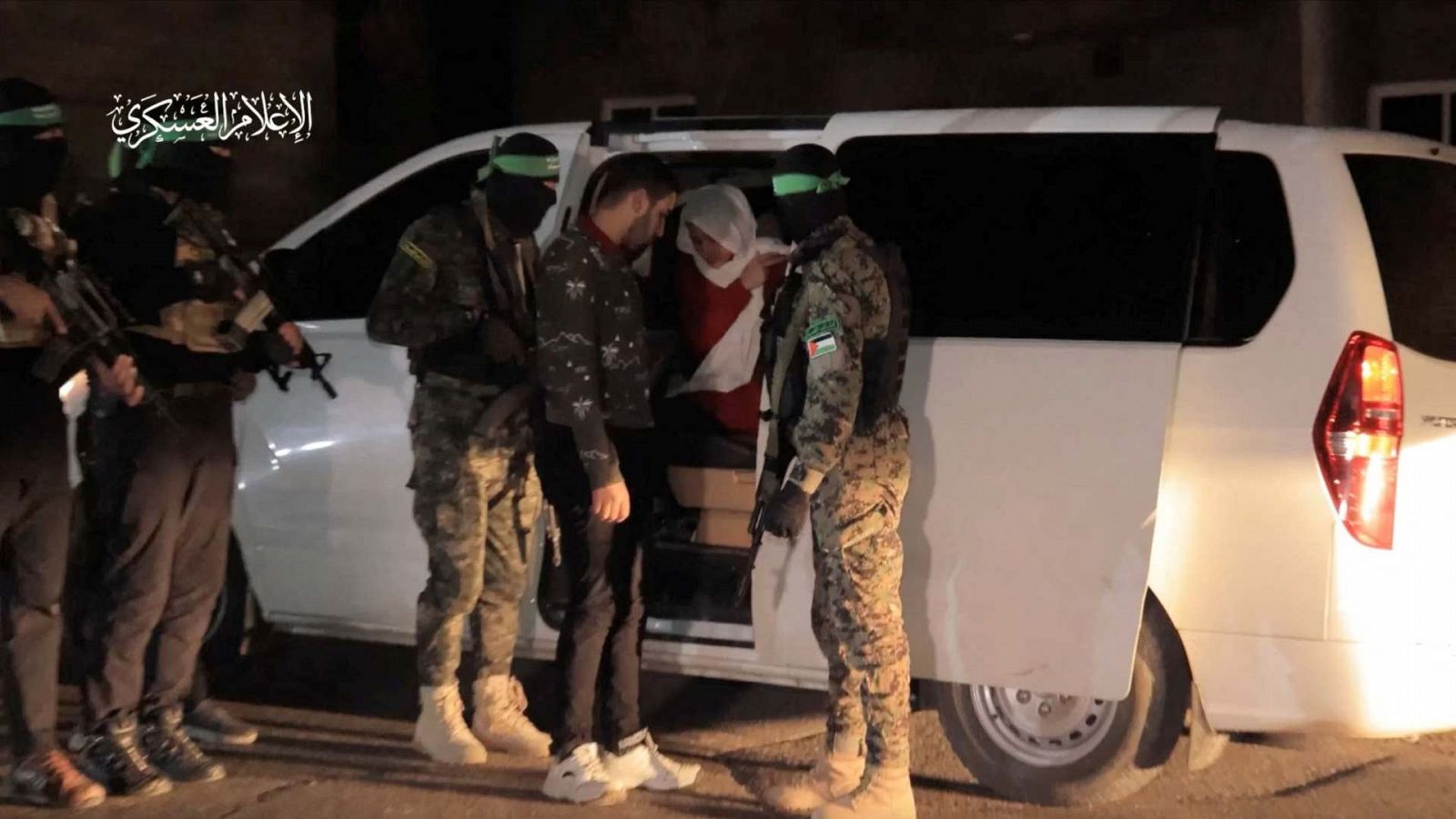 Rehenes, secuestrados por Hamás, son entregados por militantes del grupo islamista a la Cruz Roja Internacional.