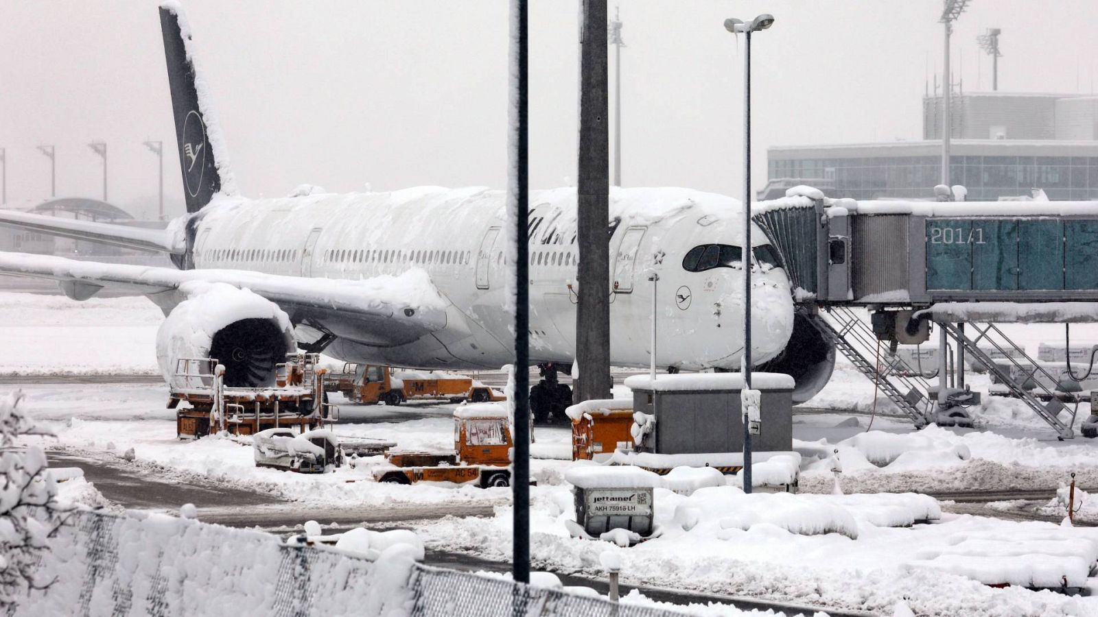 Nevadas en Múnich: un avión estacionado en el aeropuerto muniqués cubierto de nieve