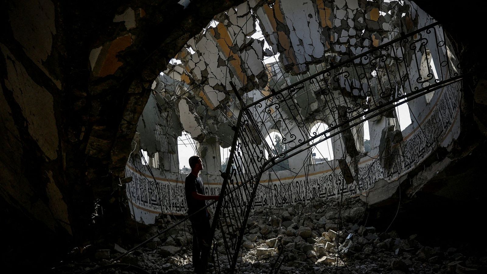 Un palestino inspecciona el lugar de un ataque israelí contra una mezquita