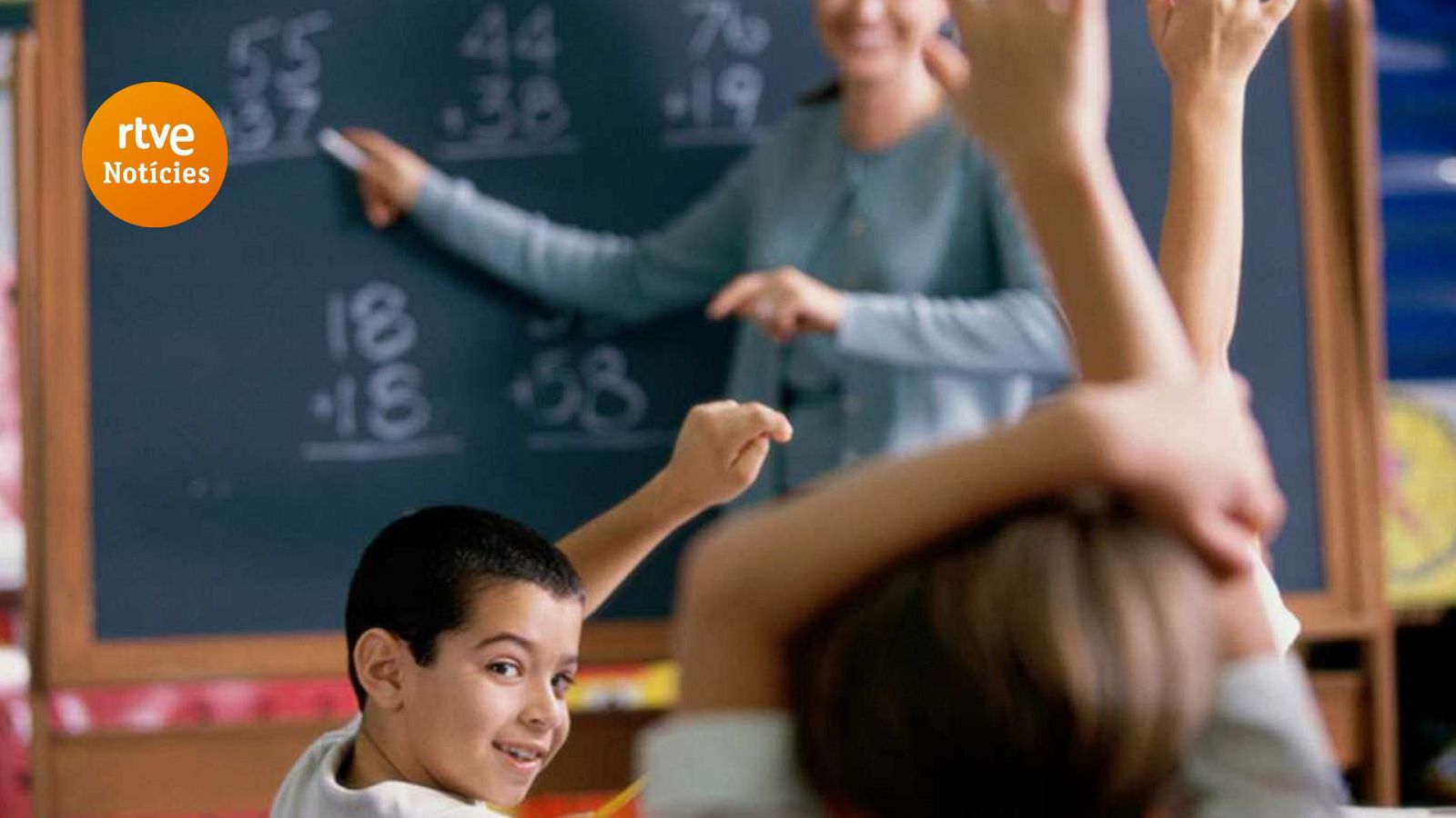 Imatge d'un nen a una classe de matemàtiques a la primària