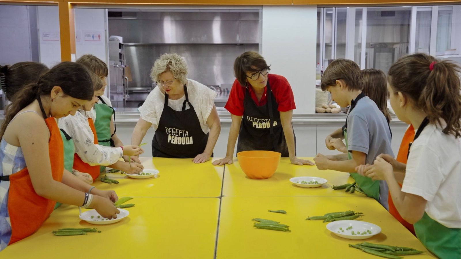 Sílvia Abril cuina amb la Lluïsa i un grup de nens i nenes