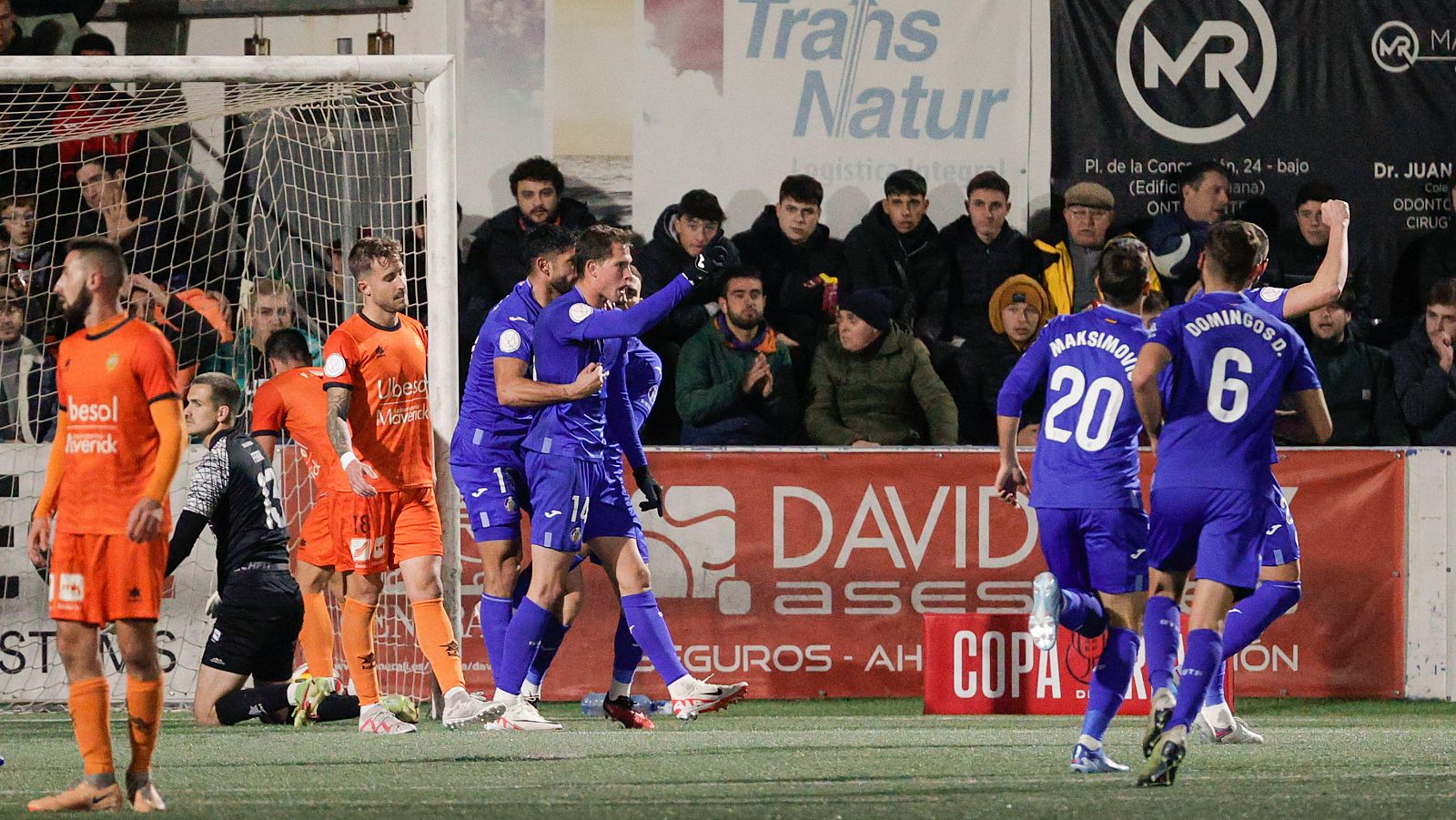 Los jugadores del Getafe celebran tras anotar un gol al Atnezeneta en la Copa del Rey