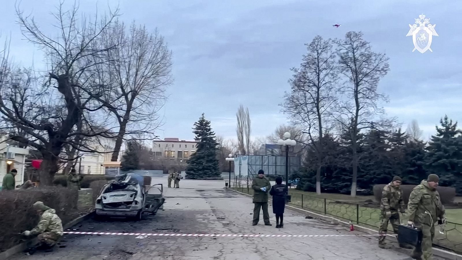 Una captura muestra a los investigadores trabajando en el lugar del atentado con coche bomba que mató a Oleg Popov, diputado en el parlamento regional pro-Moscú