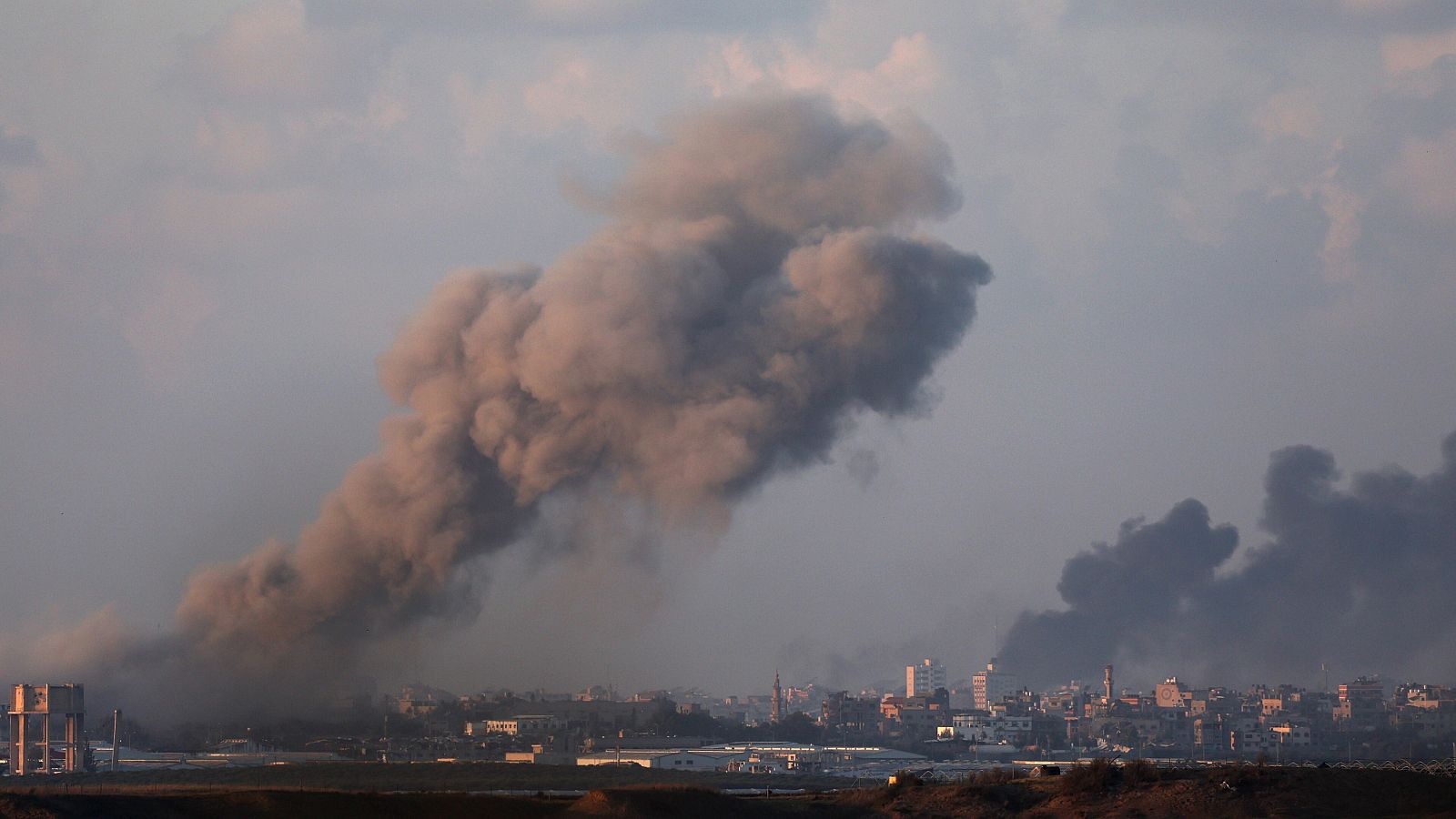 El humo se eleva en la Franja tras los ataques de Israel en las ciudades del sur