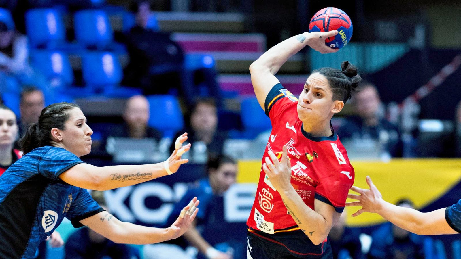 Alicia Fernández, jugadora de la selección femenina de balonmano, durante el España-Argentina de la 'Main Round' del Mundial