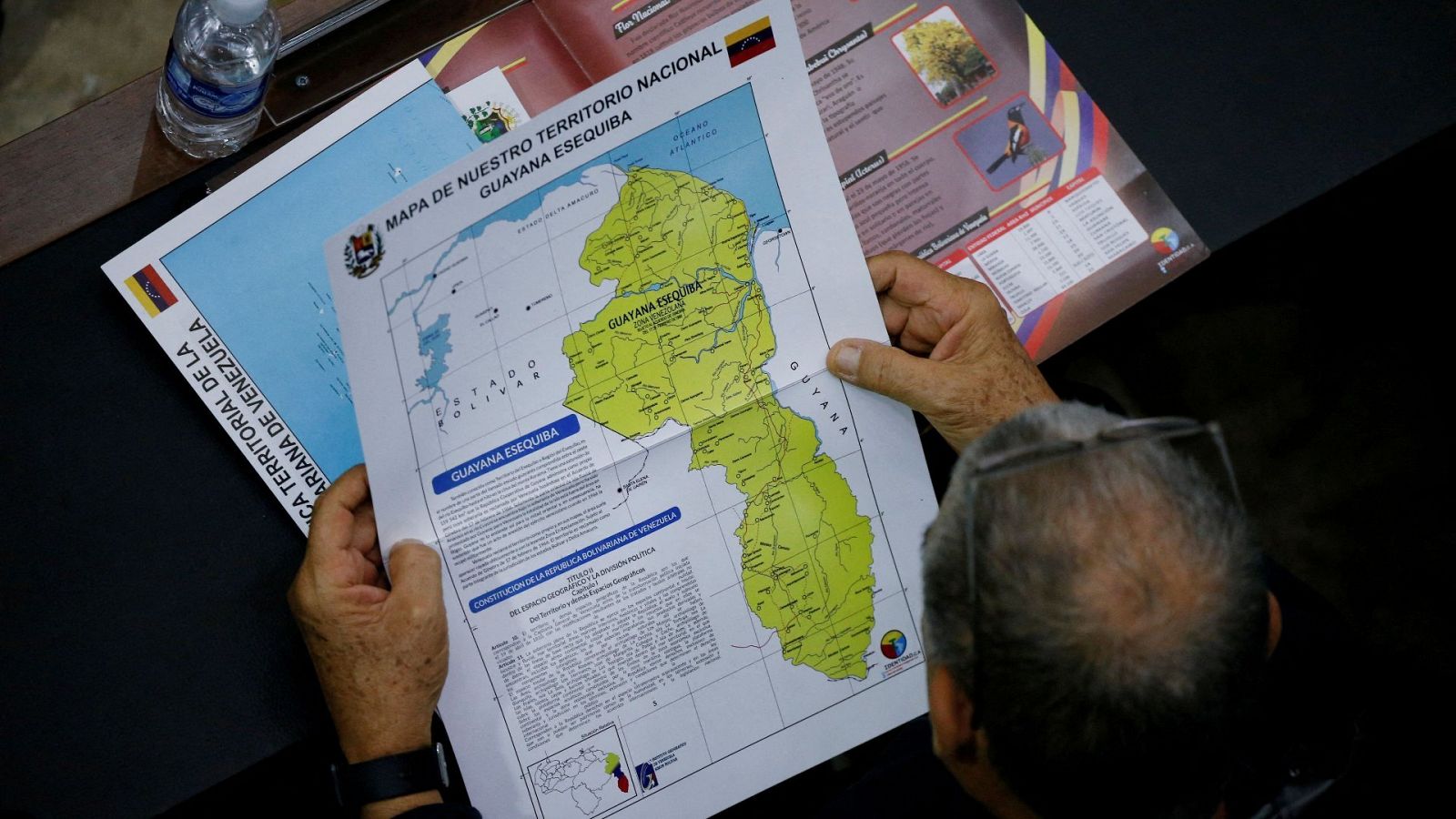 Un miembro de la Asamblea Nacional venezolana sostiene un mapa que muestra la región de Esequibo como parte de Venezuela