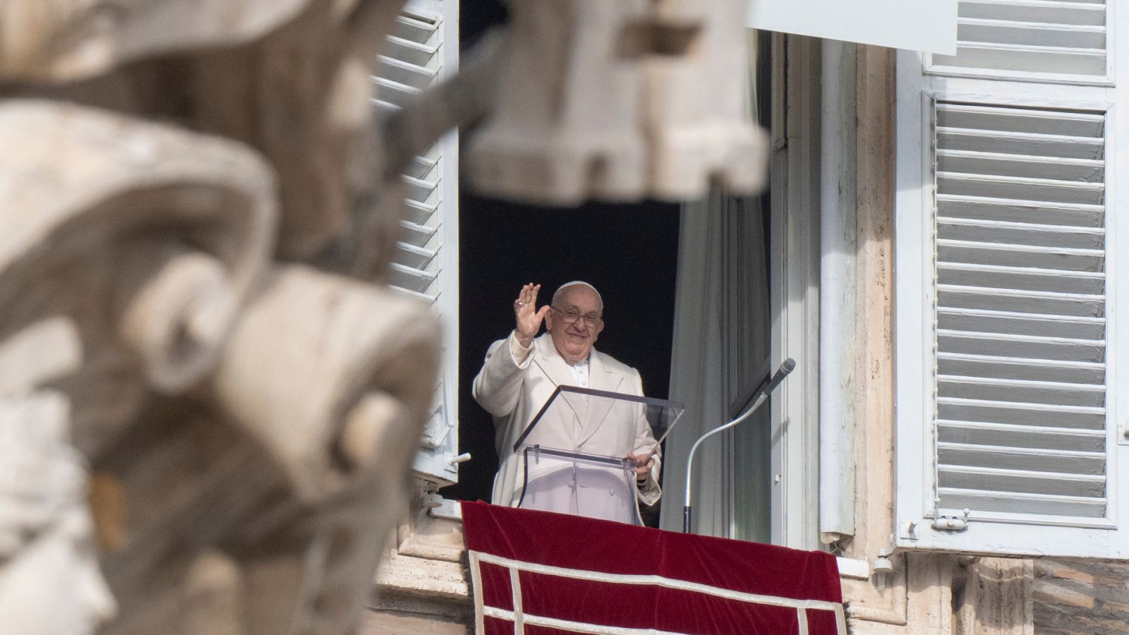 Francisco saluda sonriente desde una ventana del Vaticano en el rezo del Ángelus.