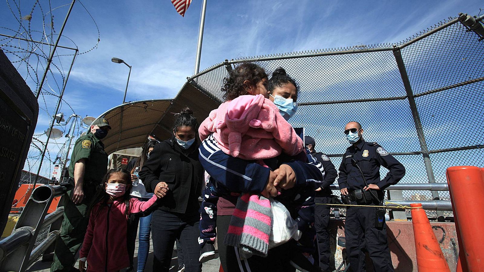 Varios migrantes en el puente internacional de Ciudad Juárez, México