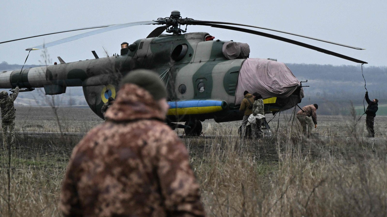 Militares ucranianos preparan un helicóptero.