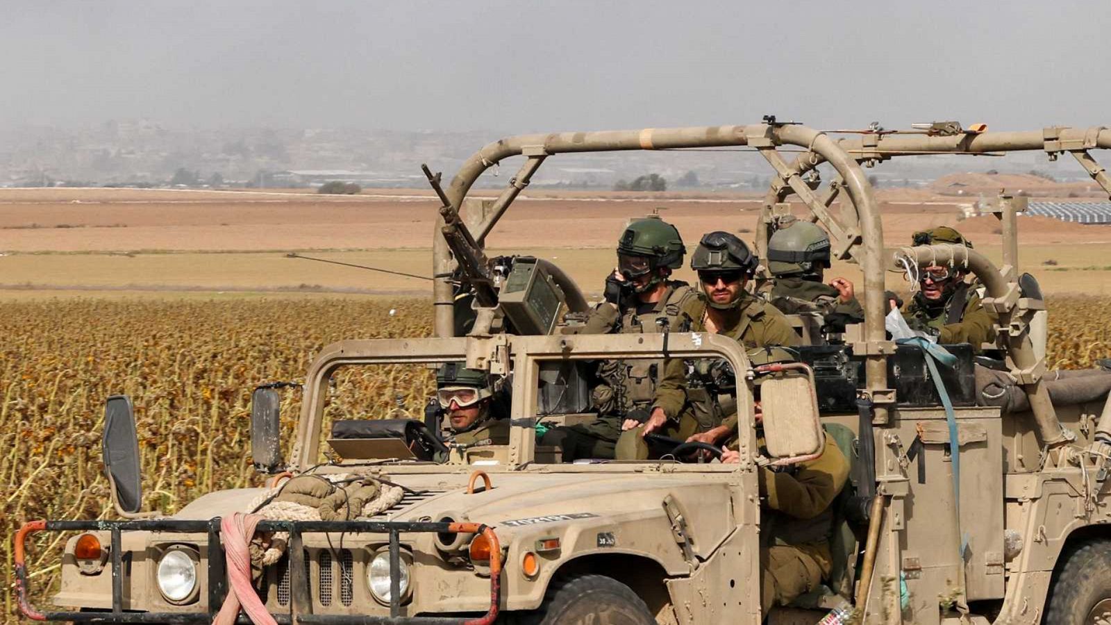 Militares de Israel en un vehículo durante la guerra con Hamás en Gaza.