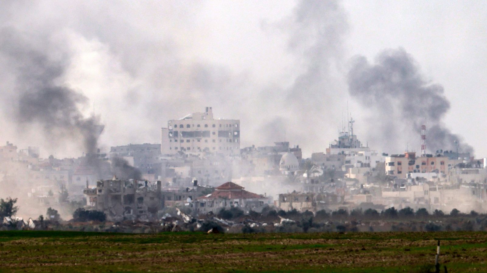 Humo sobre los edificios de Jan Yunis, al sur de Gaza, por los bombardeos de Israel