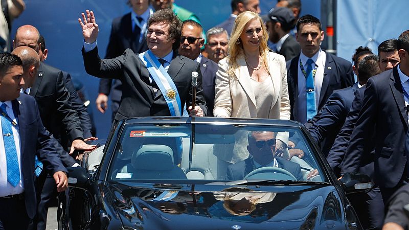 Toma de posesión de Milei: el presidente y su hermana Karina, durante el desfile