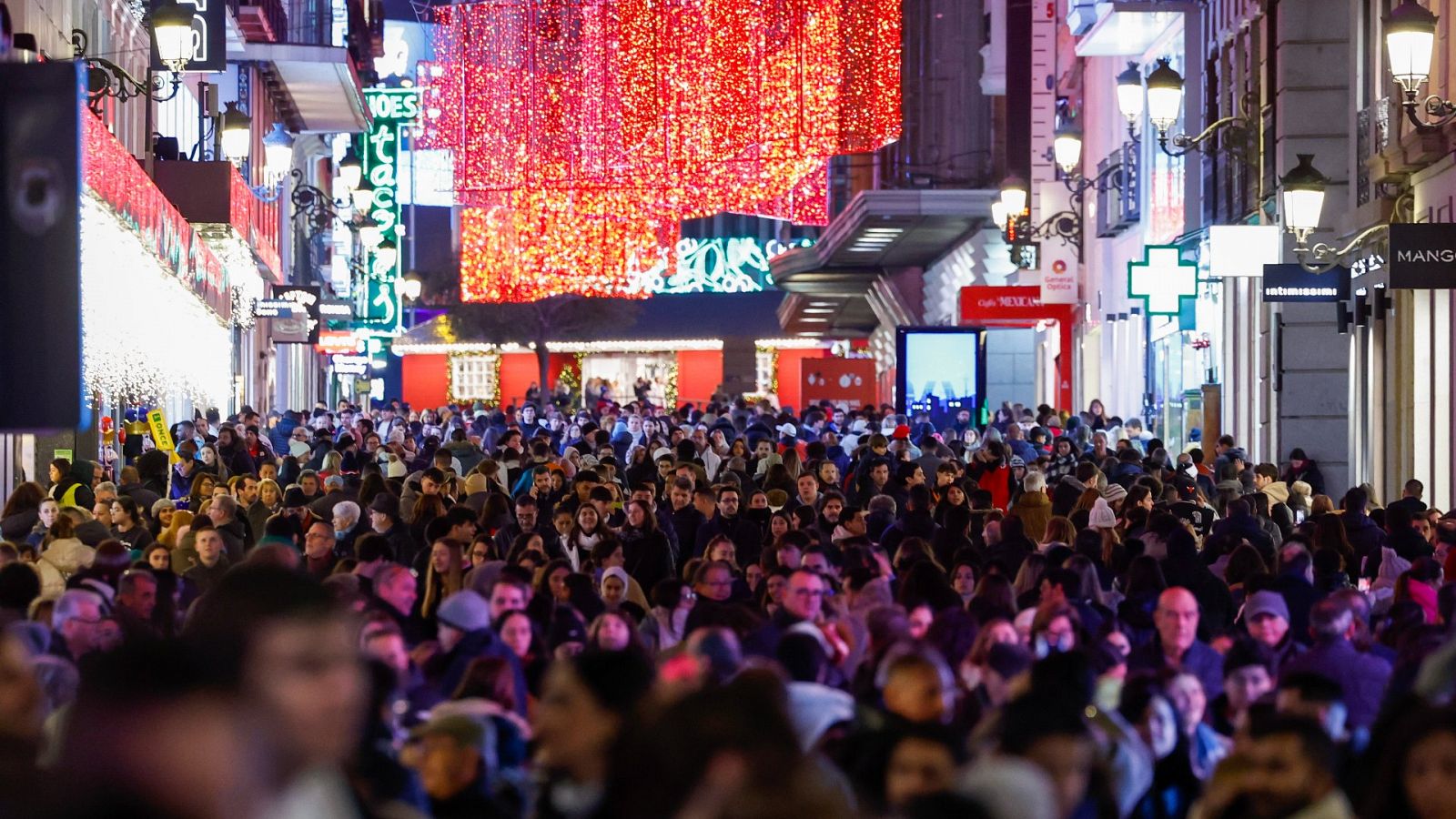 Cientos de personas pasean por el centro de Madrid iluminado con motivo de las fiestas navideñas