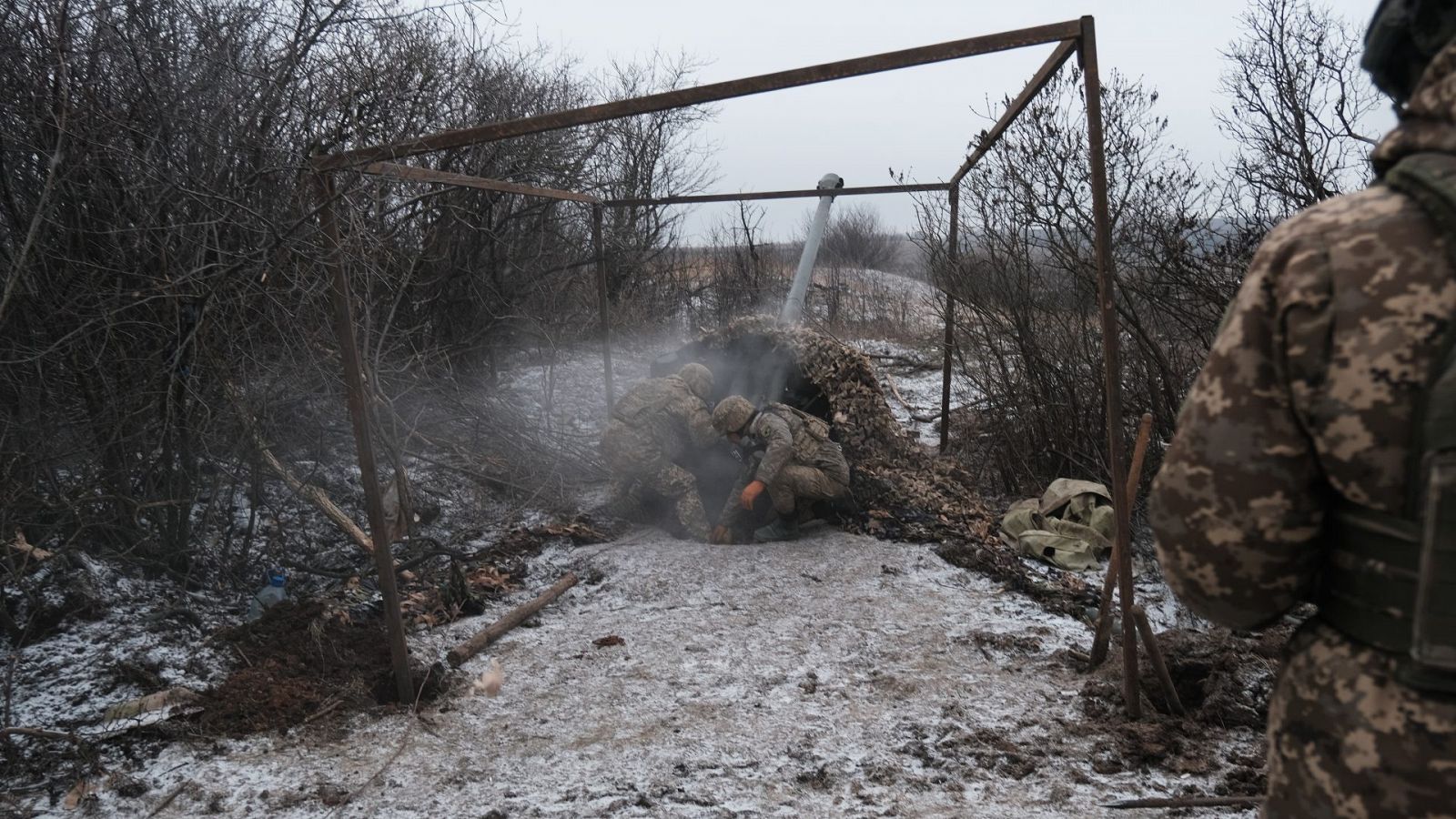 Militares ucranianos disparan un cañón de artillería