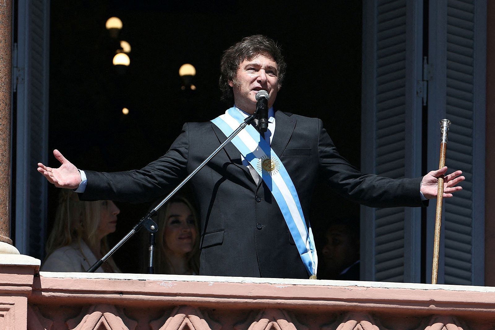 Javier Milei, nuevo presidente de Argentina, en el balcón de la Casa Rosada