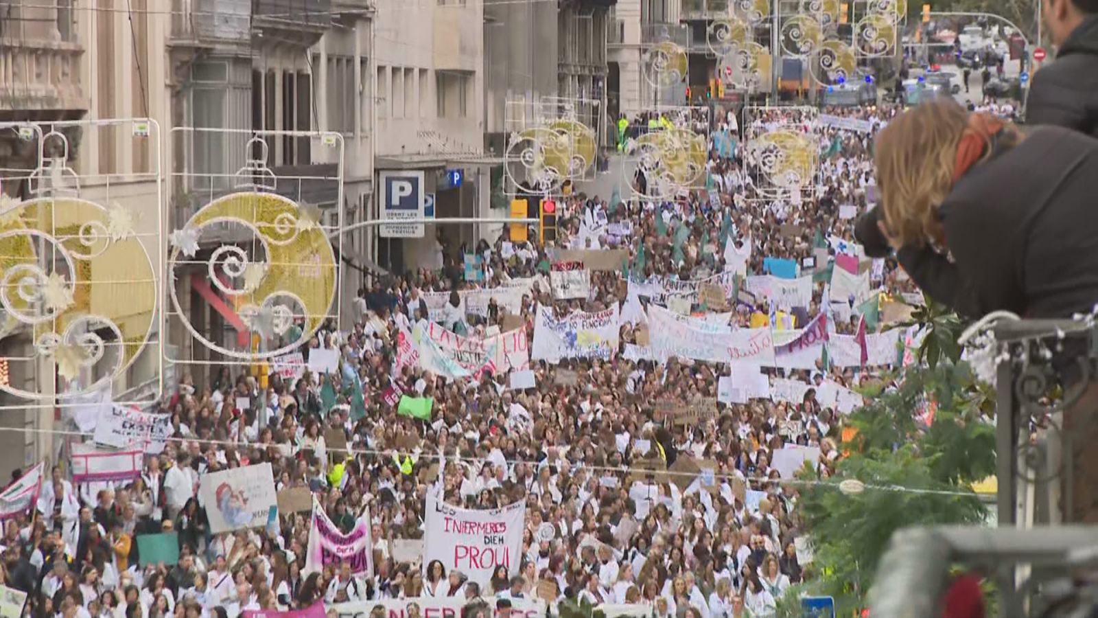 Manifestació de sanitaris i no sanitaris de l'ICS aquest dimarts al centre de Barcelona