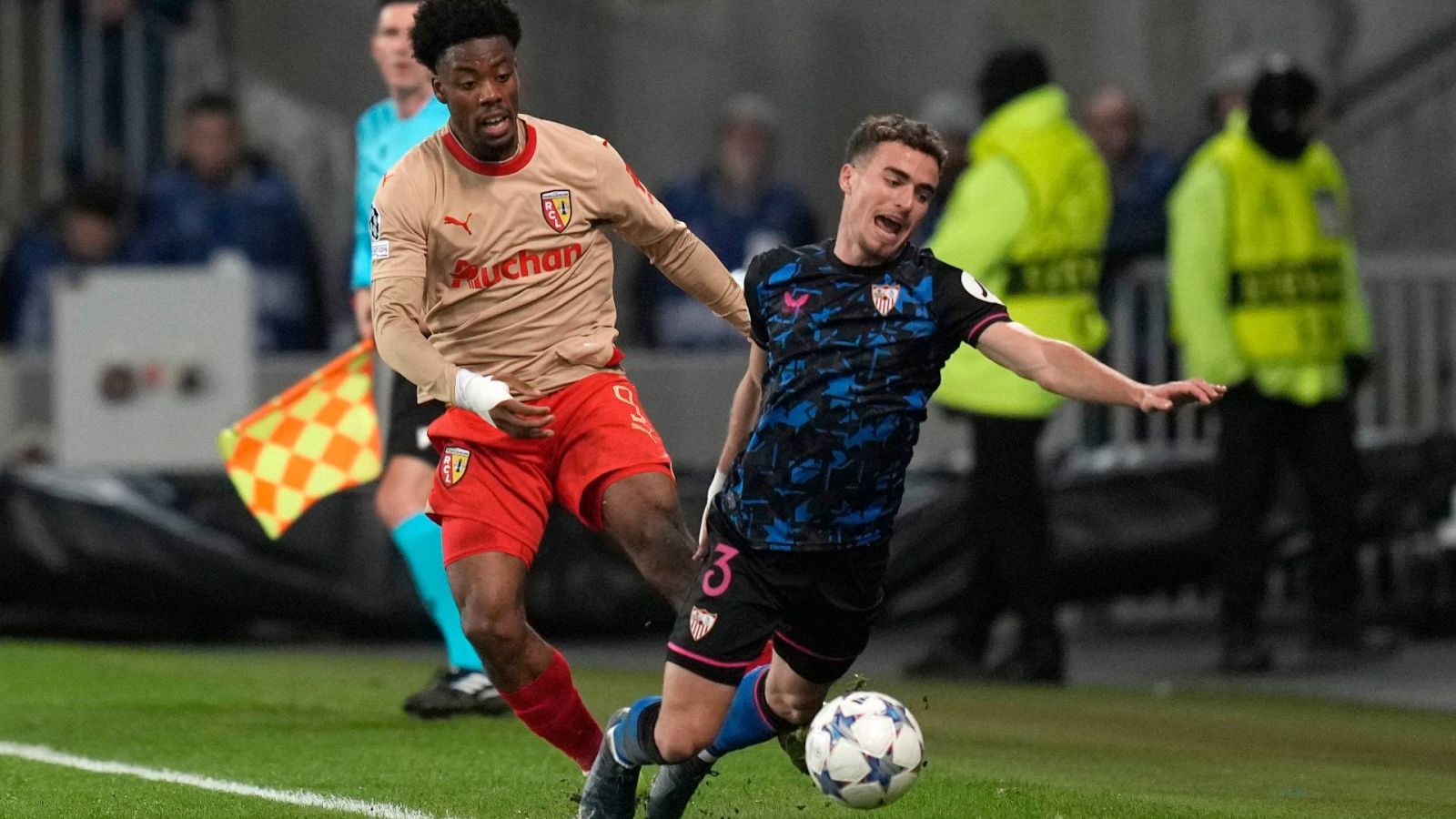 Lens - Sevilla | Champions League Pedrosa cae ante la presión de Wahi en el Lens - Sevilla de Champions League