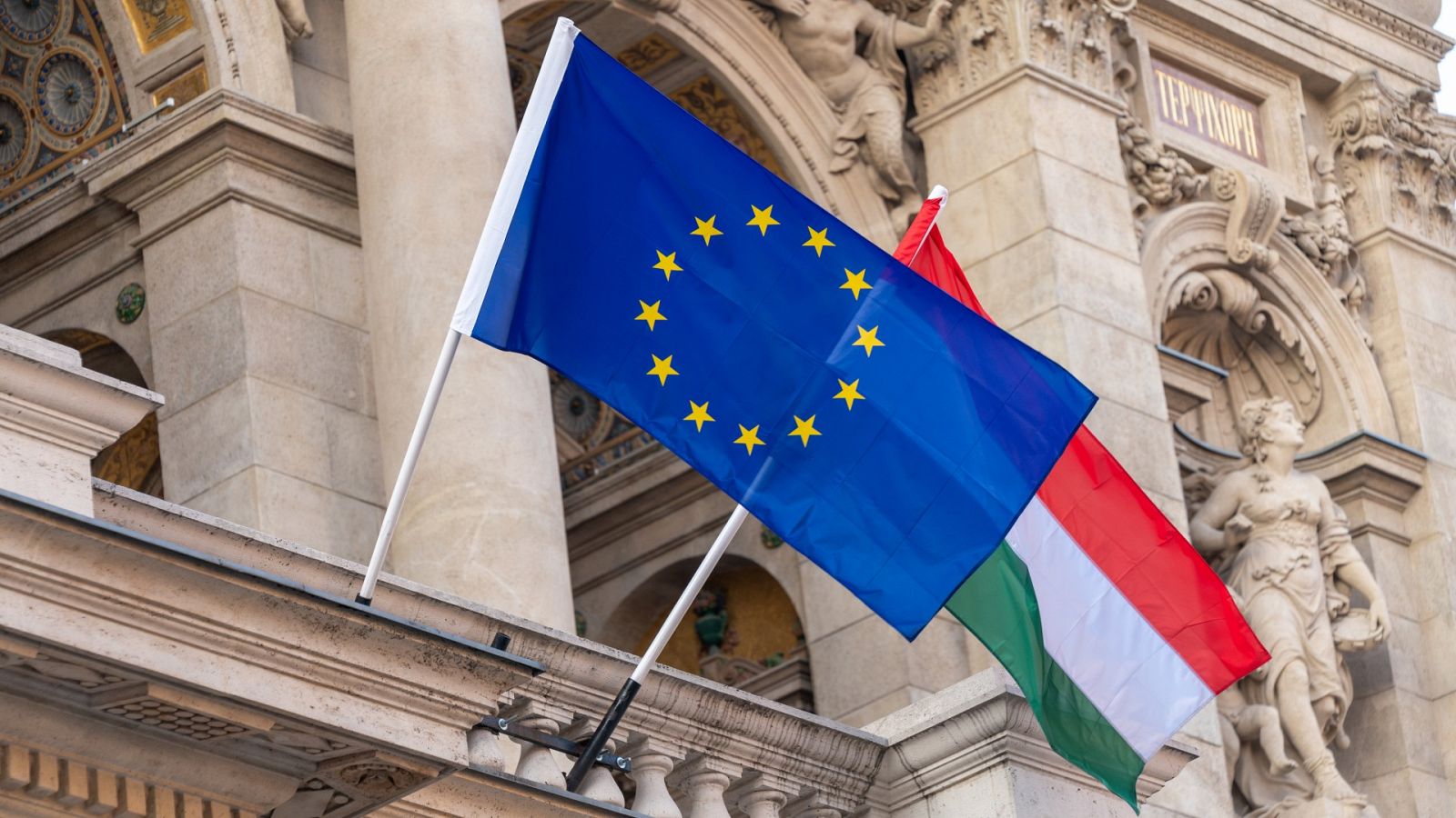 La bandera de la Unión Europea y de Hungría, en una foto de archivo