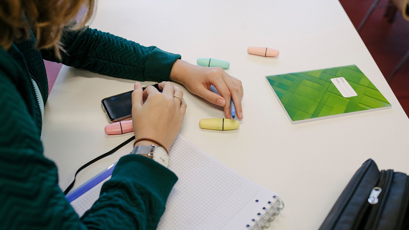 Una estudiante con un móvil en clase